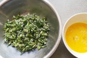 韭菜花的正确清洗方法（从根部清洗，清除细菌，让韭菜花更健康）