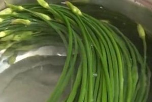 如何正确清洗韭菜花（教你一招清洗韭菜花，让它变得更美味）