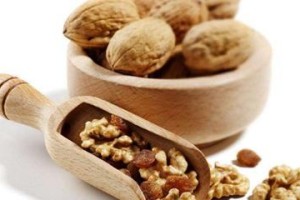 核桃可以生吃吗？真相揭秘（探讨核桃生食的优缺点和食用方法）