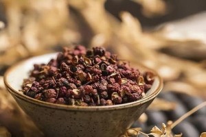 花椒的水浸效果与注意事项（提升免疫力、消除口臭、去湿气等功效，但过量易引发不良反应）